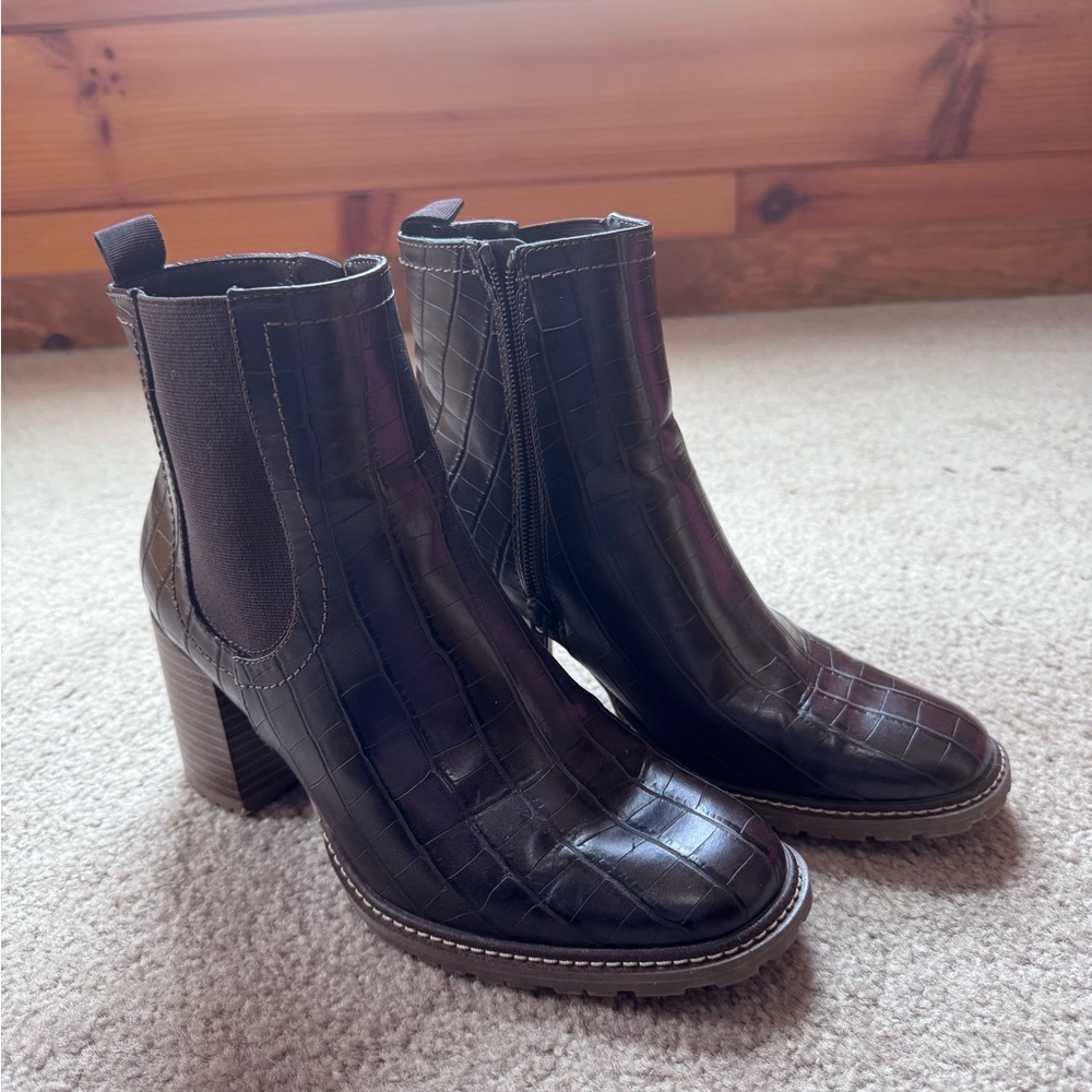 Elegant Black Croc-Embossed Ankle Boots